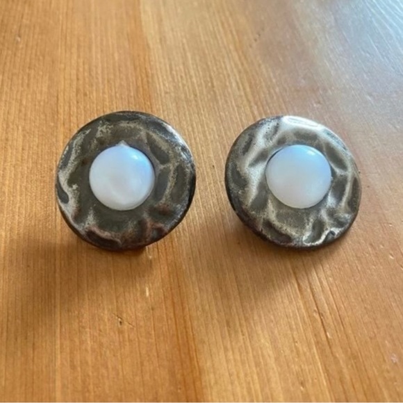 Jewelry - Vintage 80’s Faux Pearl Enamel Clip On Earrings